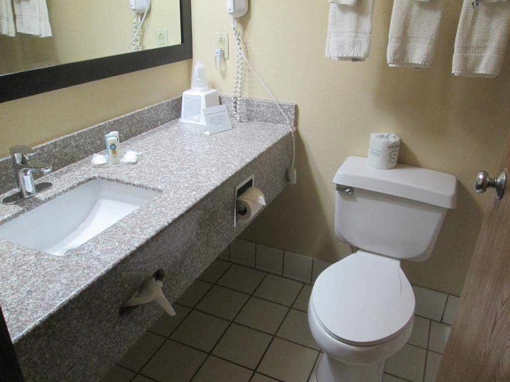 Quality Inn | restaurant | 4055 McDonald Dr, Dubuque, IA 52003, USA | 5635563006 OR +1 563-556-3006