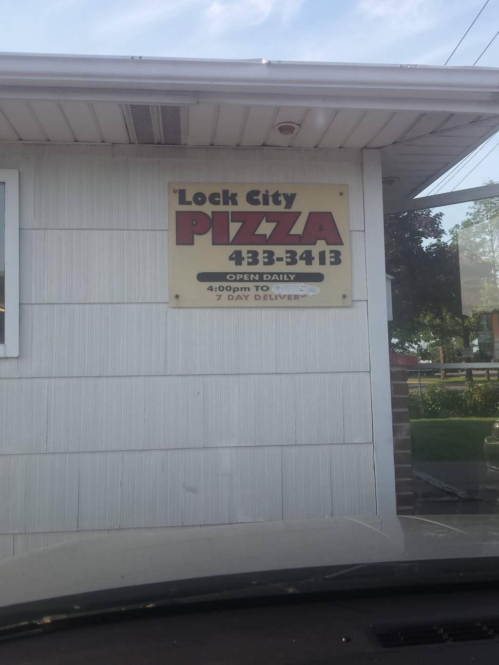 Lock City Pizza | restaurant | 379 Davison Rd, Lockport, NY 14094, USA | 7164333413 OR +1 716-433-3413