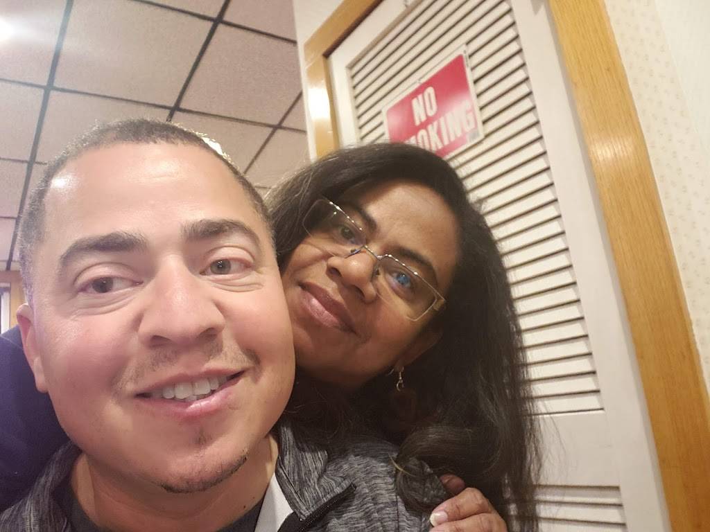 Golden Skillet | restaurant | 1301 E Memorial Dr, Ahoskie, NC 27910, USA | 2523325111 OR +1 252-332-5111