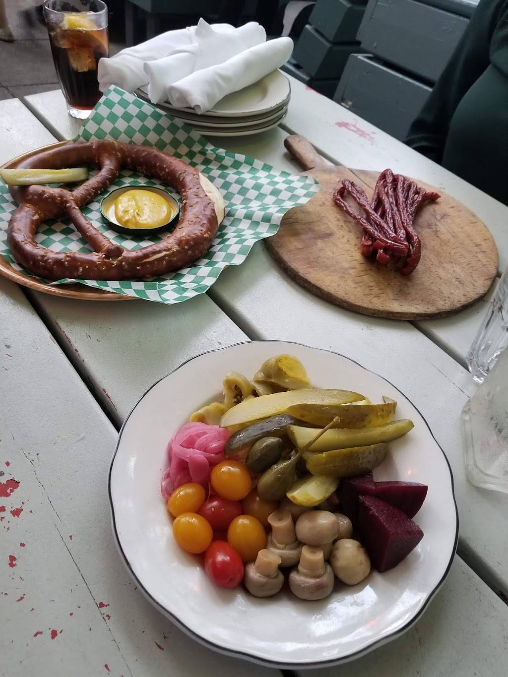 Tennessee Tavern | restaurant | 1554 Queen St W, Toronto, ON M6R 1A6, Canada | 4165357777 OR +1 416-535-7777