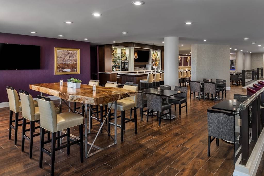 Crosswinds Restaurant and Bar | restaurant | 950 Dixon Rd, Etobicoke, ON M9W 5N4, Canada | 4166759444 OR +1 416-675-9444