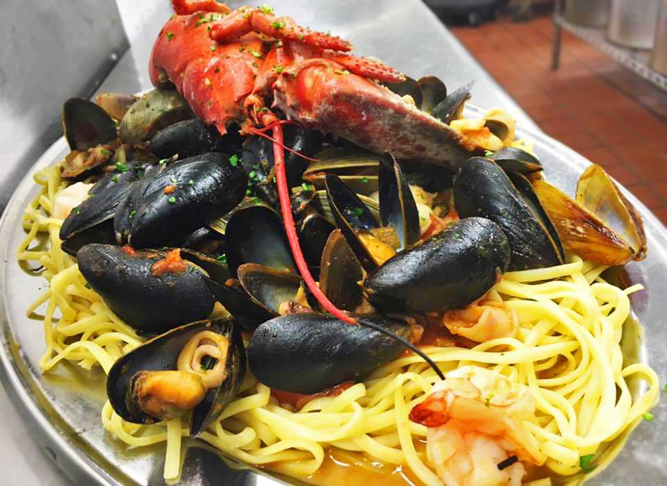 Vesuvios Ristorante | restaurant | 300 Dupont Ave, Newburgh, NY 12550, USA | 8455653199 OR +1 845-565-3199