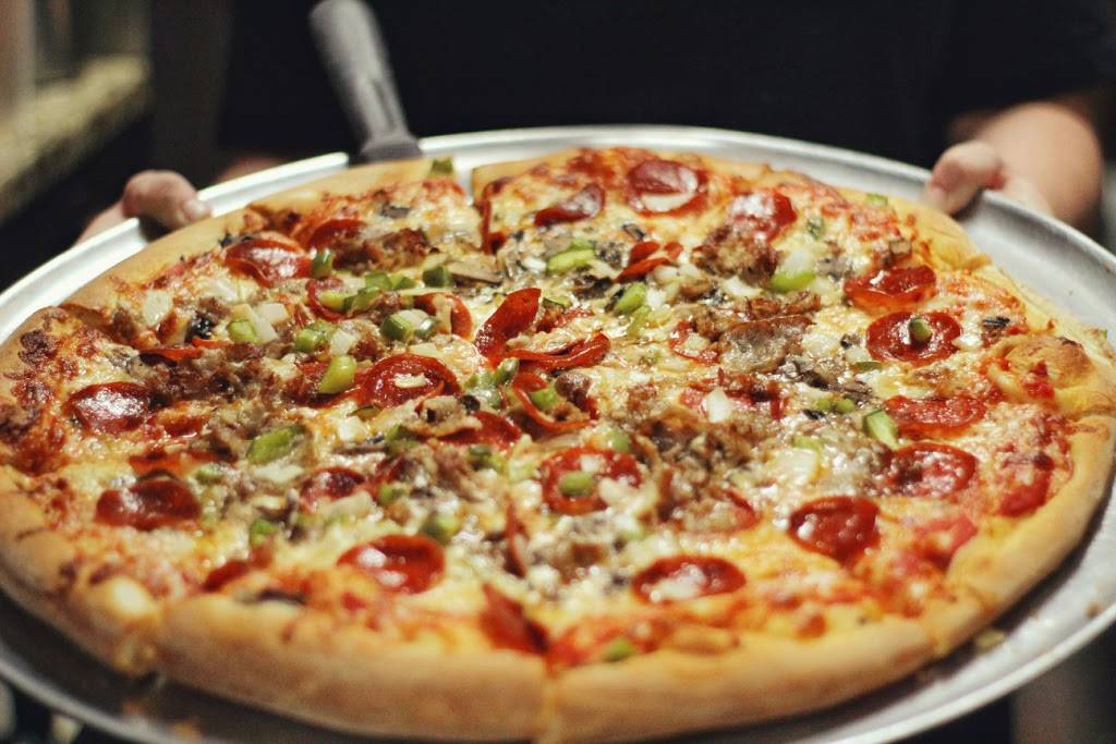 Dallis Pizzeria | restaurant | 101 N Country Club Rd, Lake Mary, FL 32746, USA | 4073022707 OR +1 407-302-2707