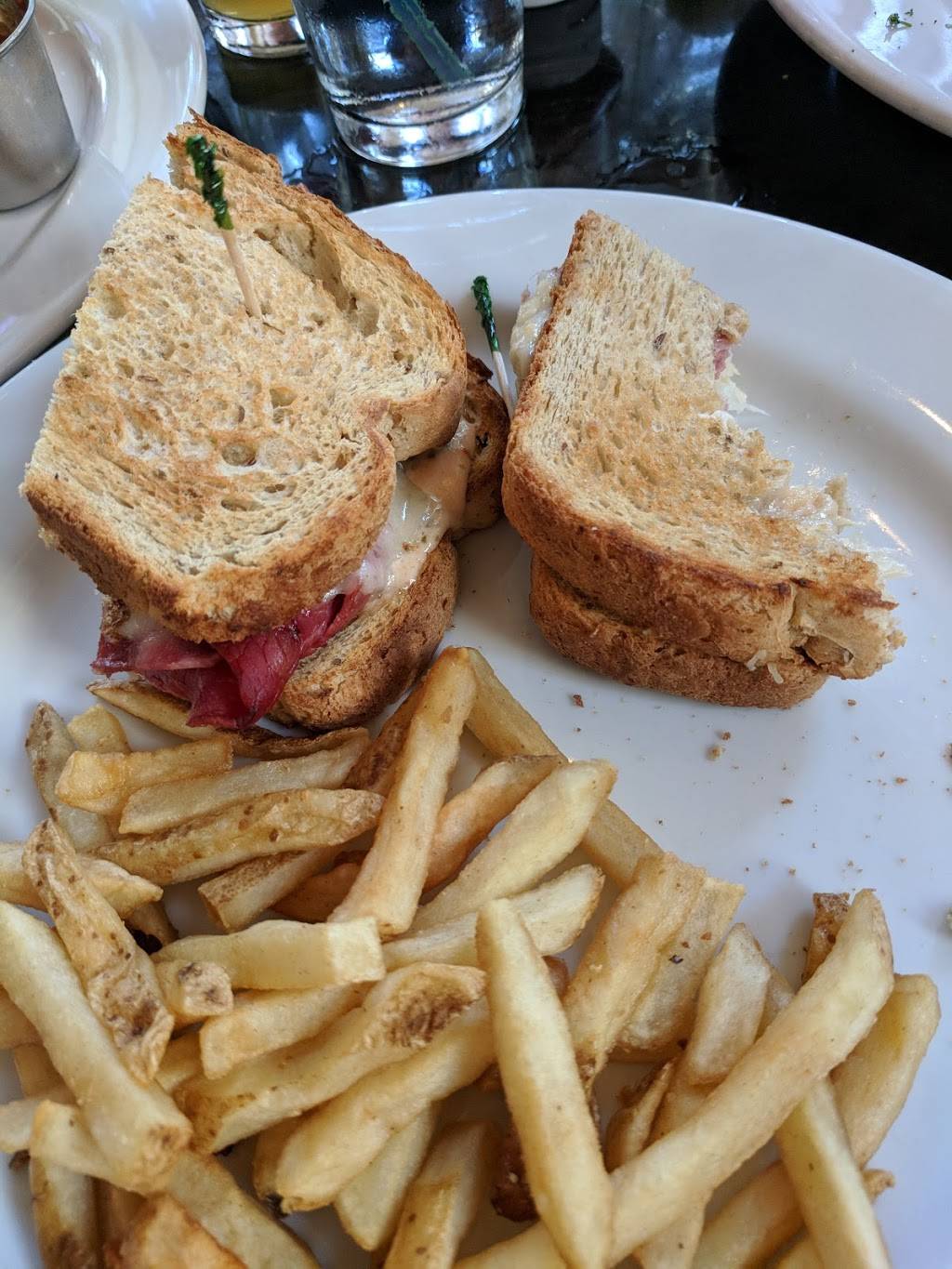 Boatyard Bar & Grill | restaurant | 400 4th St, Annapolis, MD 21403, USA | 4102166206 OR +1 410-216-6206