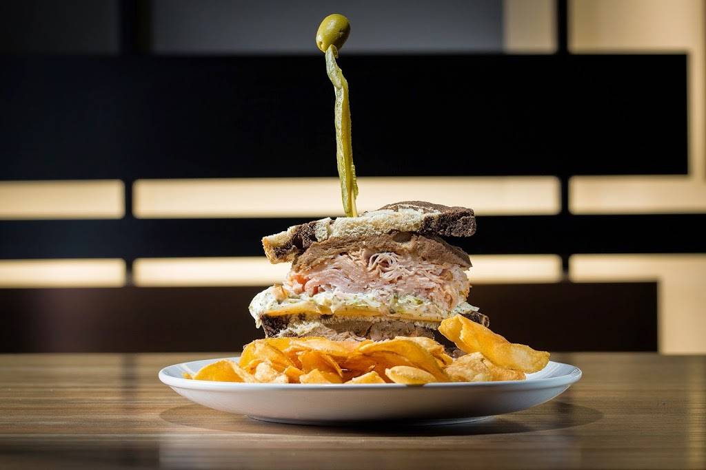 Gravity Taphouse Grille | restaurant | 3210 Deposit Dr NE, Grand Rapids, MI 49546, USA | 6167194944 OR +1 616-719-4944