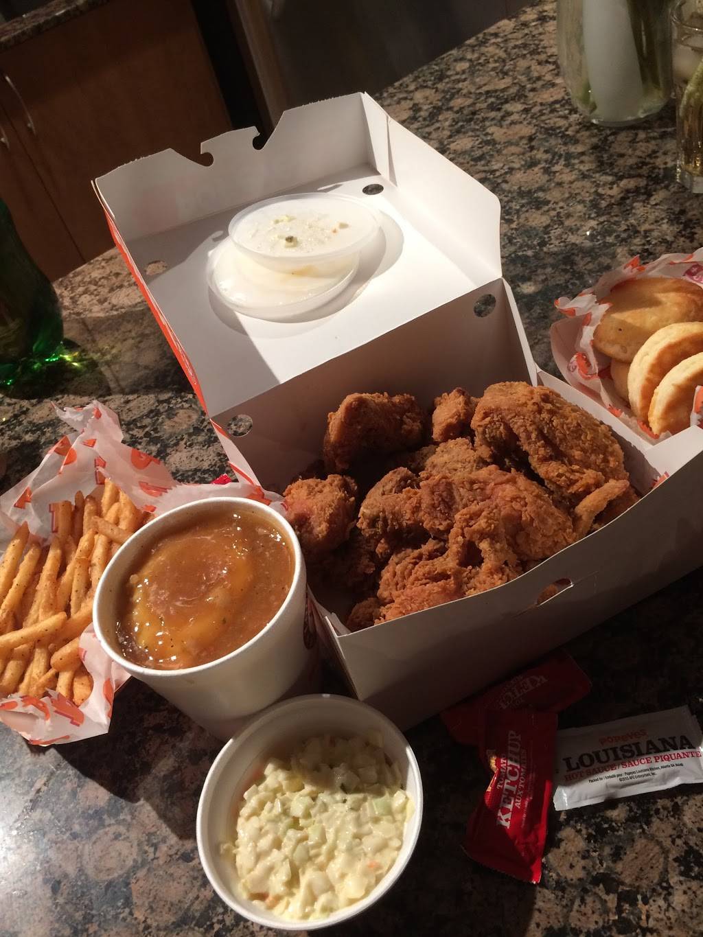Popeyes | restaurant | 2355 Keele St, North York, ON M6M 4A2, Canada | 4162413500 OR +1 416-241-3500
