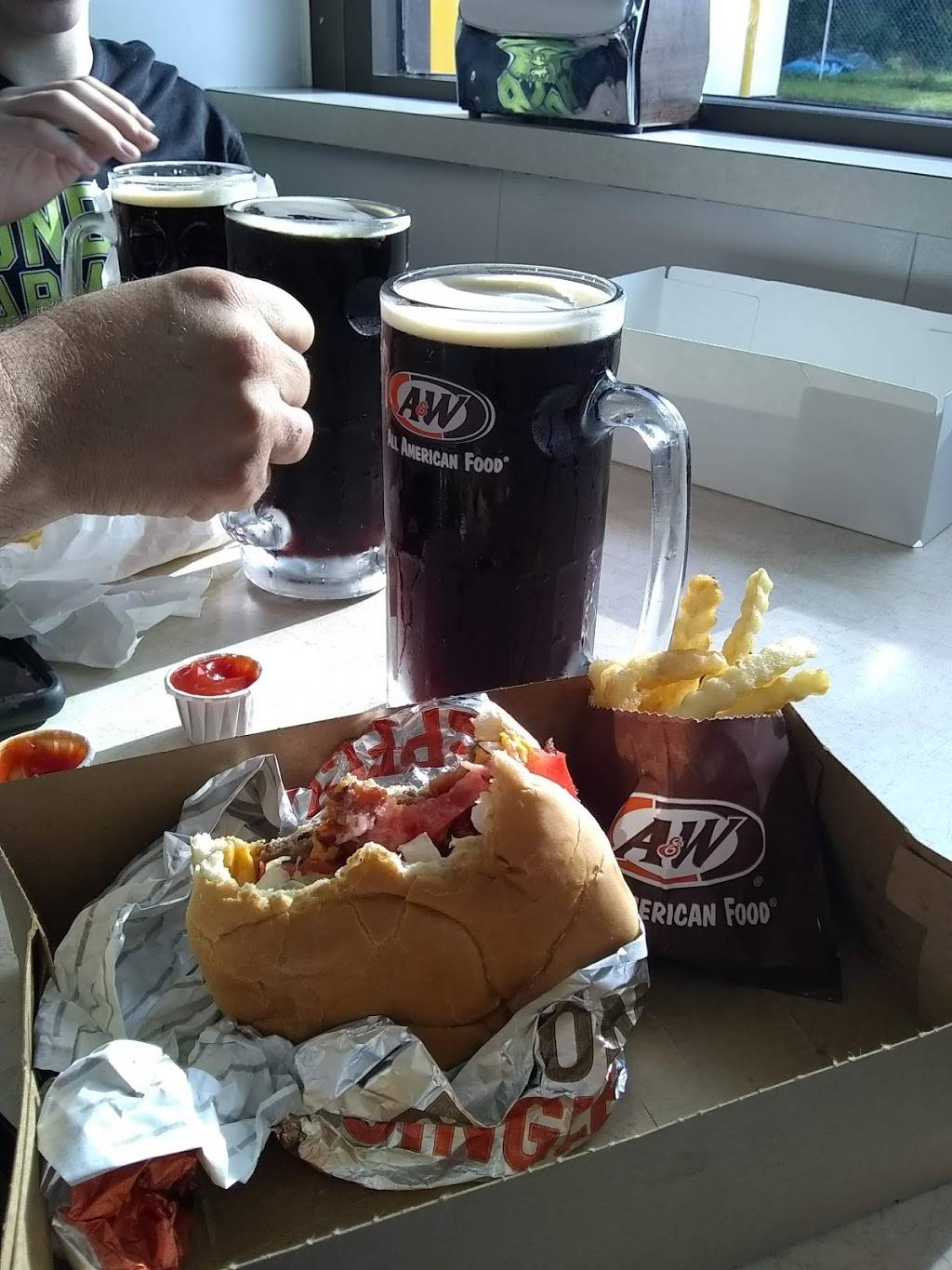 A&W Drive In-Kent | restaurant | 1124 W Main St, Kent, OH 44240, USA | 3306736912 OR +1 330-673-6912