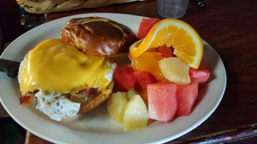 Izzys Dockside Diner & Pub | restaurant | 186 Broadway St, Berlin, WI 54923, USA | 9203617693 OR +1 920-361-7693