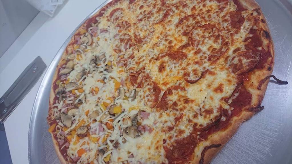 Huntzys Pizza & Wings | meal delivery | 636 Broadway St, Wyoming, ON N0N 1T0, Canada | 5197040755 OR +1 519-704-0755