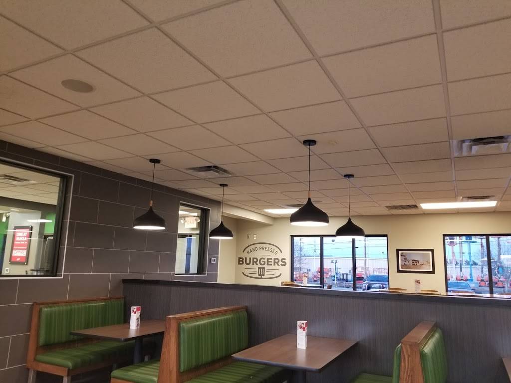 Runza Restaurant | restaurant | 610 W O St, Lincoln, NE 68528, USA | 4024761189 OR +1 402-476-1189