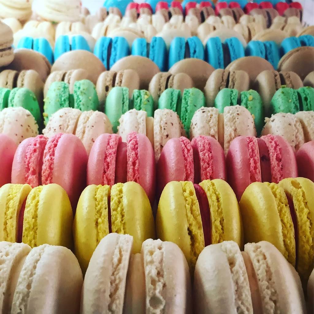 Dolys Delectables | bakery | 245 E Broadway, Long Beach, CA 90802, USA | 5624359400 OR +1 562-435-9400