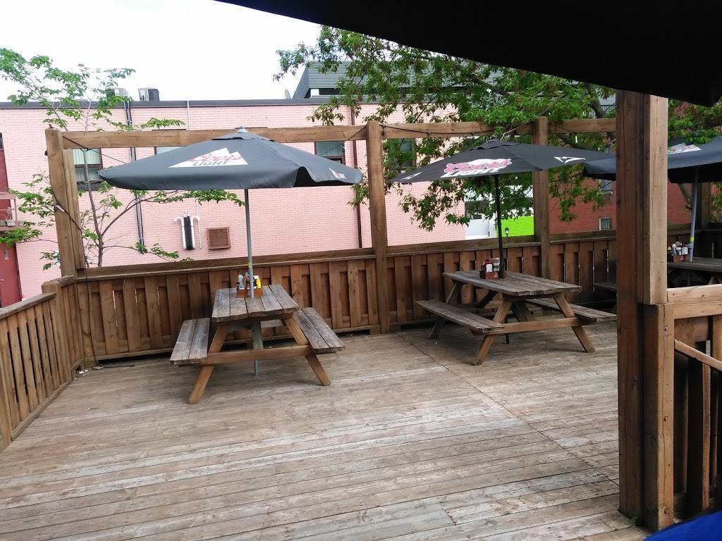 Jack Burger Pub | restaurant | 45 Duke St W, Kitchener, ON N2H 3W6, Canada | 5197442644 OR +1 519-744-2644