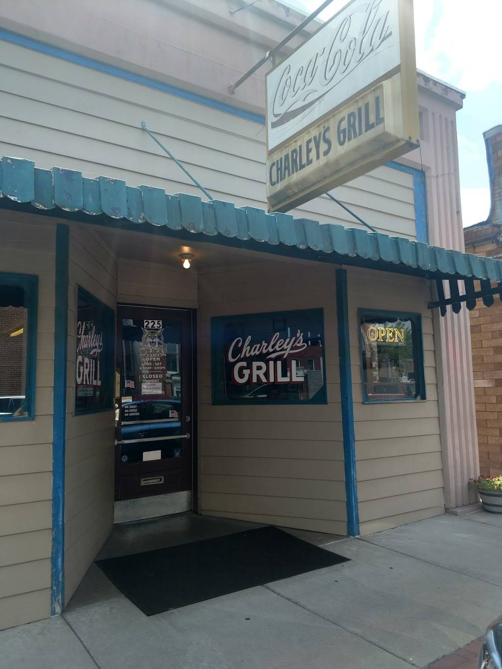 Charleys Grill | cafe | 225 S Wood St, Neosho, MO 64850, USA | 4174517319 OR +1 417-451-7319