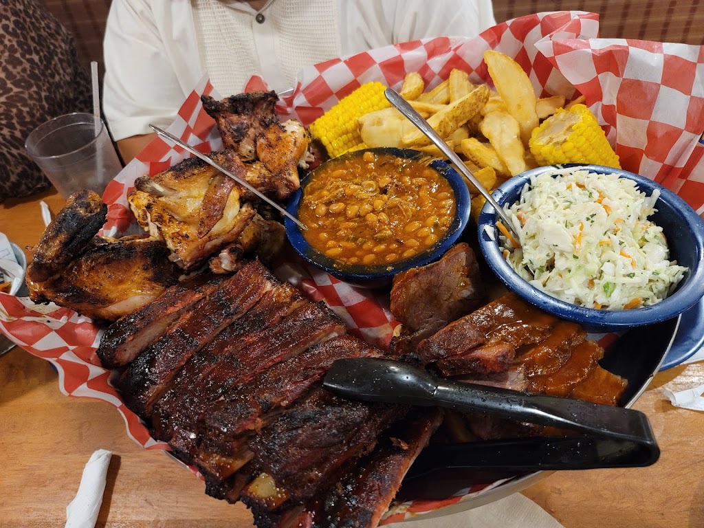 Famous Daves Bar-B-Que | restaurant | 3103 S Dogwood Rd, El Centro, CA 92243, USA | 7603529044 OR +1 760-352-9044