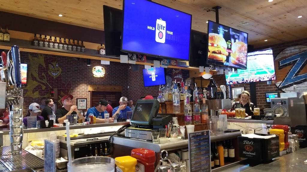 Zipps Sports Grill | restaurant | 1860 E Warner Rd, Tempe, AZ 85284, USA | 4807828877 OR +1 480-782-8877