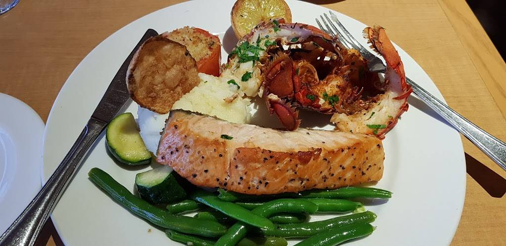 Favourites Dining Room | restaurant | 555 Rexdale Blvd, Etobicoke, ON M9W 5L2, Canada | 4166757223 OR +1 416-675-7223