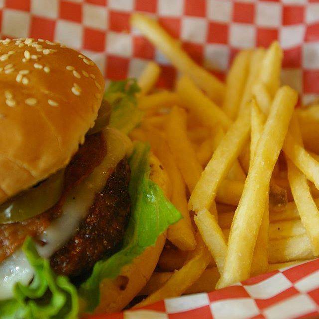 Burger Hut | Cameron Park | restaurant | 3000 Green Valley Rd #17, Cameron Park, CA 95682, USA | 9167399130 OR +1 916-739-9130