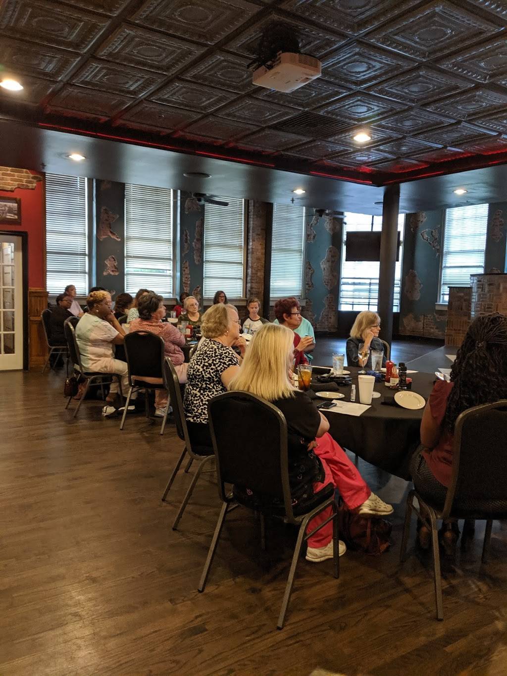 Half Shell Oyster House | restaurant | 2325 University Blvd, Tuscaloosa, AL 35401, USA | 2058607001 OR +1 205-860-7001