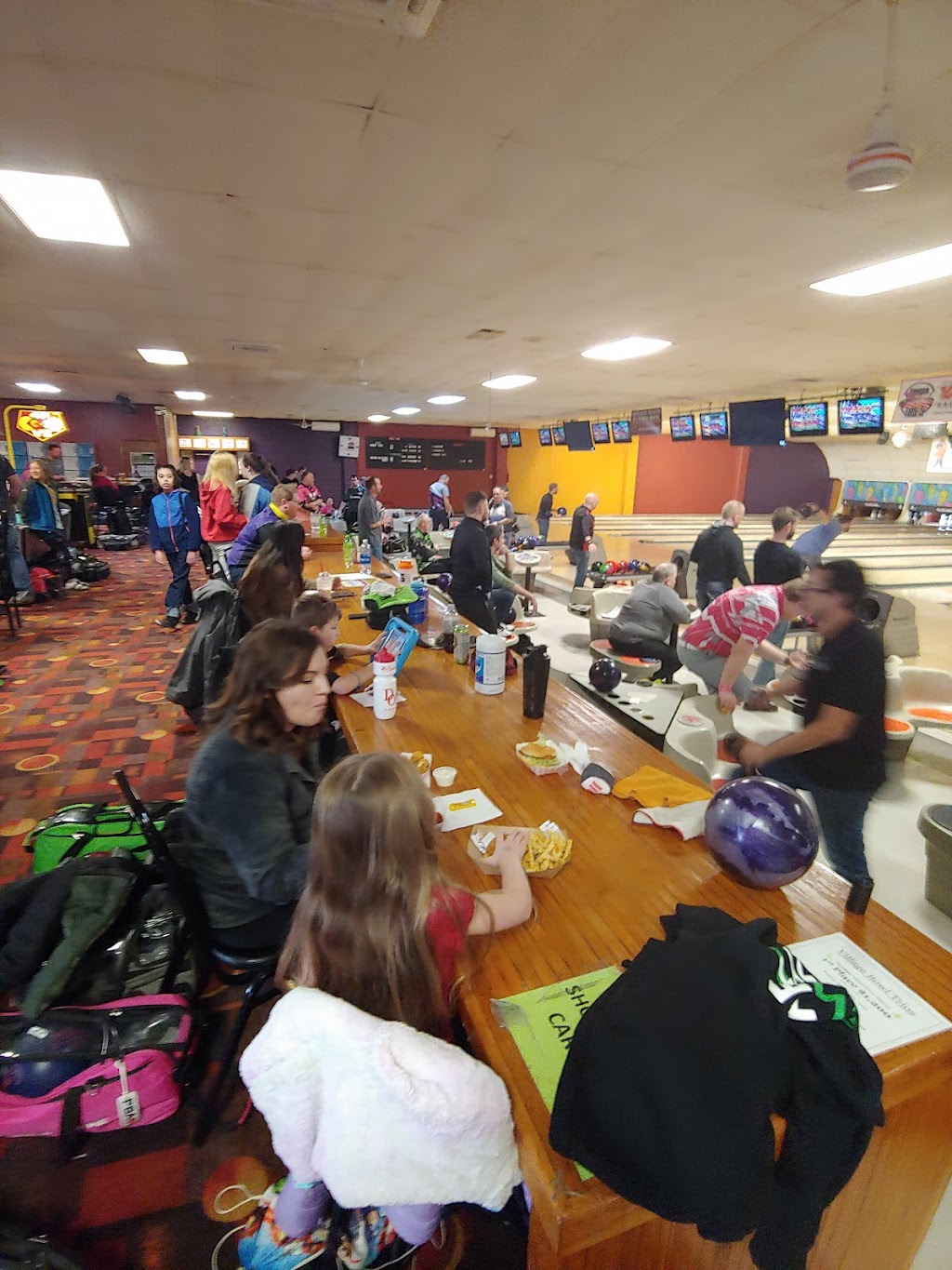 Village Bowl | restaurant | 902 5th Ave NW, Aberdeen, SD 57401, USA | 6052294800 OR +1 605-229-4800