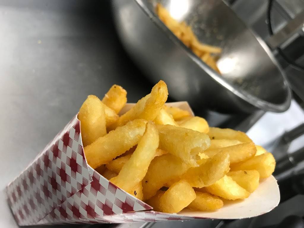 Burger on the Mile | restaurant | 28 Woodcleft Ave, Freeport, NY 11520, USA | 5167712874 OR +1 516-771-2874