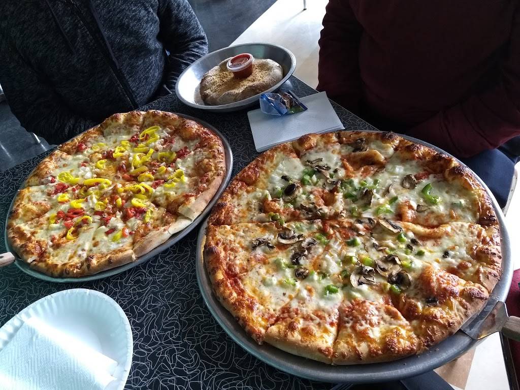 Sgt. Pepperonis Pizzeria & Deli | restaurant | 4120 Woodward Ave, Detroit, MI 48201, USA | 3138337272 OR +1 313-833-7272