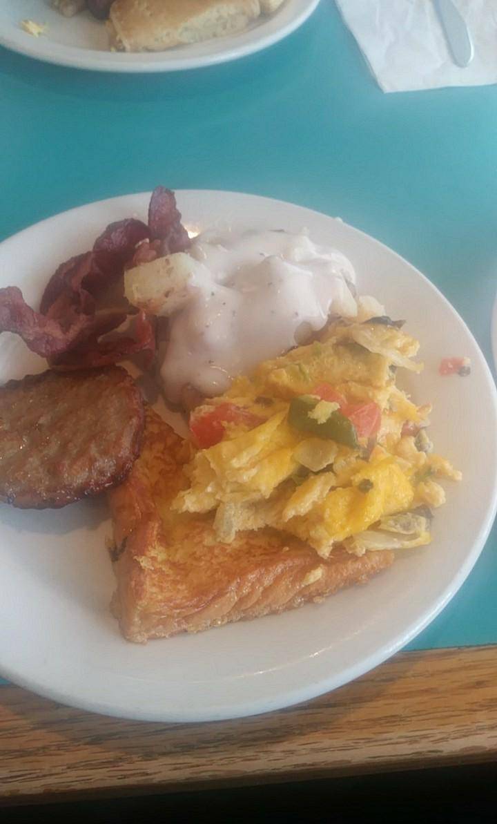 Daphnes Family Restaurant | restaurant | 720 Woodlawn Rd, Lincoln, IL 62656, USA | 2177351699 OR +1 217-735-1699