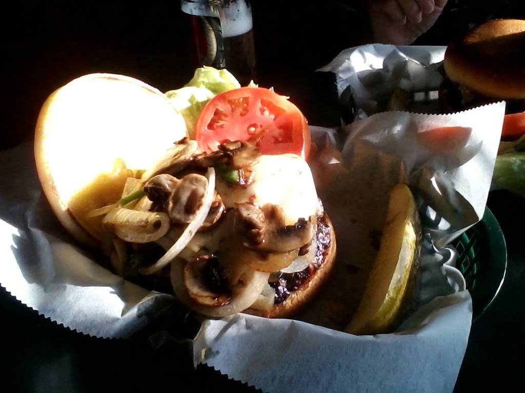 Slick Willys | restaurant | 2301 12th Ave, South Milwaukee, WI 53172, USA | 4147621974 OR +1 414-762-1974