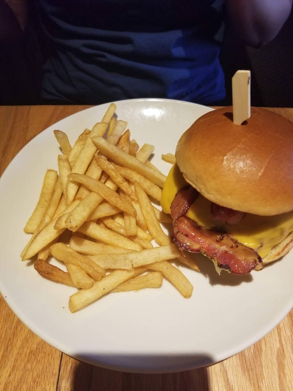 Applebees Grill + Bar | restaurant | 1808 S Main St, Farmville, VA 23901, USA | 4343155581 OR +1 434-315-5581