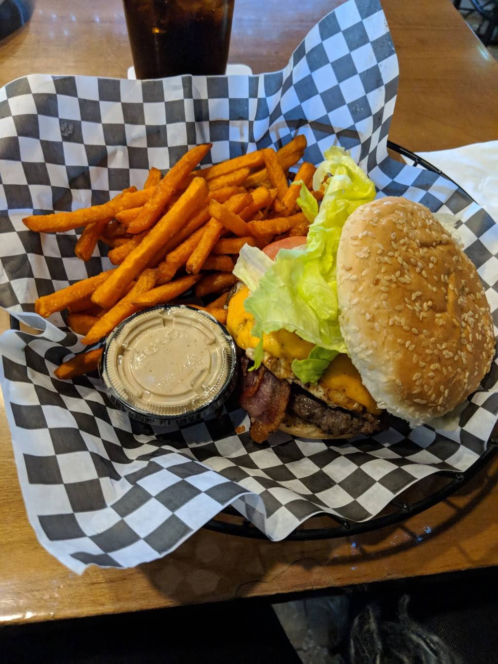 Lazy Lizard | restaurant | 396 Ontario St, St. Catharines, ON L2R 5L8, Canada | 9059379817 OR +1 905-937-9817