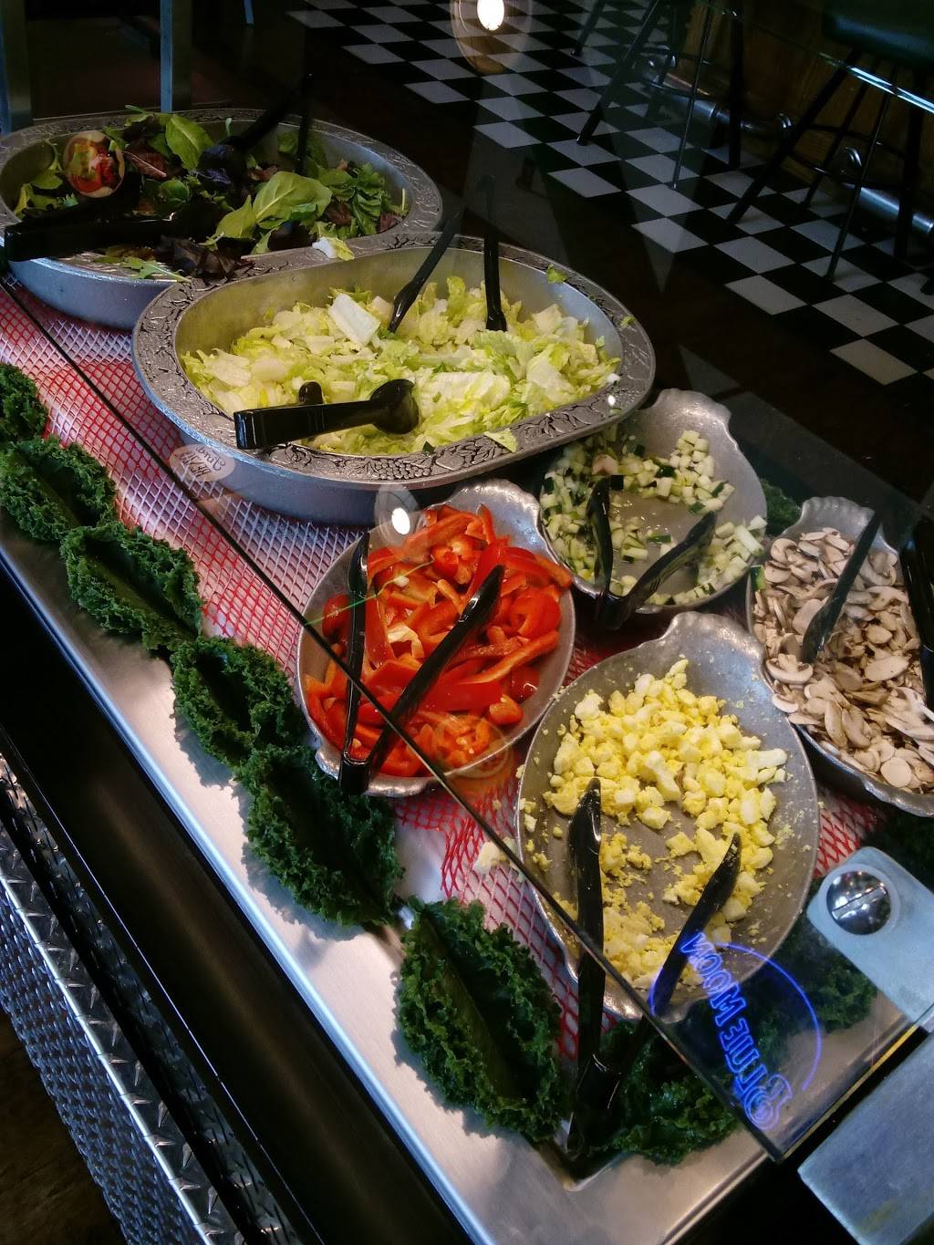 Quaker Steak & Lube | restaurant | 4900 Transportation Dr, Sheffield, OH 44054, USA | 4409349464 OR +1 440-934-9464