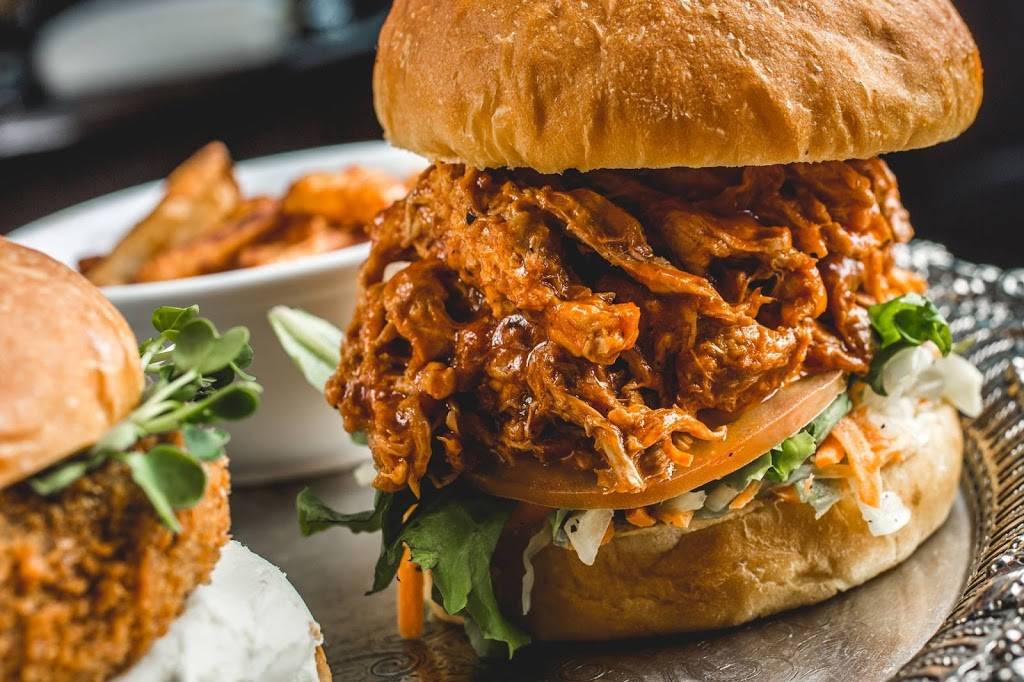 LGros Luxe Victoriaville | restaurant | 150 Boulevard des Bois Francs S, Victoriaville, QC G6P 4S3, Canada | 8196044627 OR +1 819-604-4627