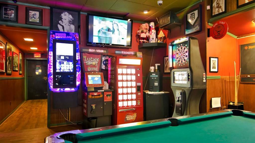 The Hideout | restaurant | 1110 W 14 Mile Rd, Clawson, MI 48017, USA | 2484352494 OR +1 248-435-2494