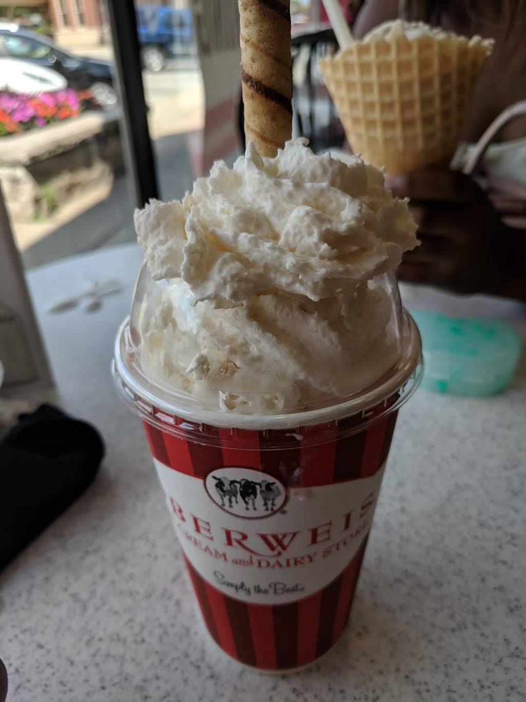 Oberweis Ice Cream and Dairy Store | restaurant | 929 Burlington Ave, Western Springs, IL 60558, USA | 7087840200 OR +1 708-784-0200