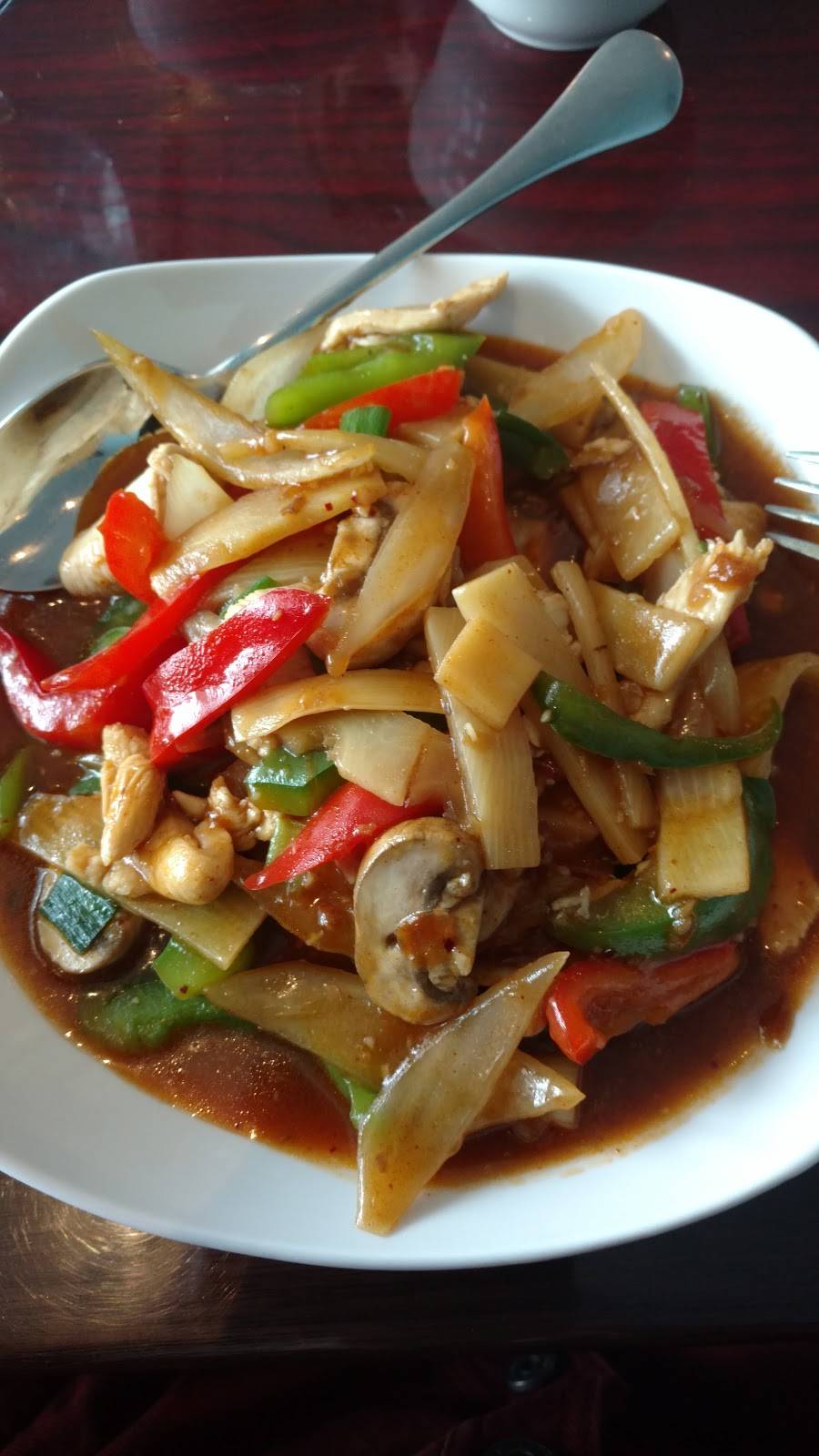 Lucky Thai | restaurant | 593 Main St, Gorham, ME 04038, USA | 2078396999 OR +1 207-839-6999