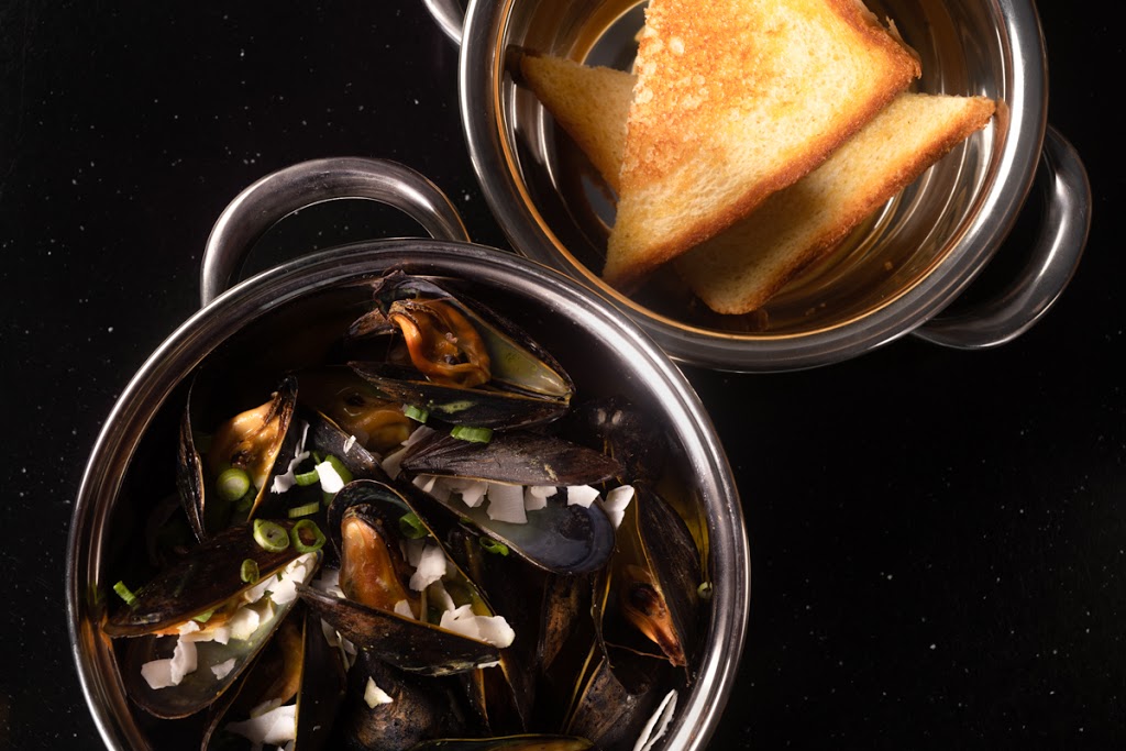 Oaken Bar + Bistro | restaurant | 200 N Field Dr, Lake Forest, IL 60045, USA | 8475826410 OR +1 847-582-6410