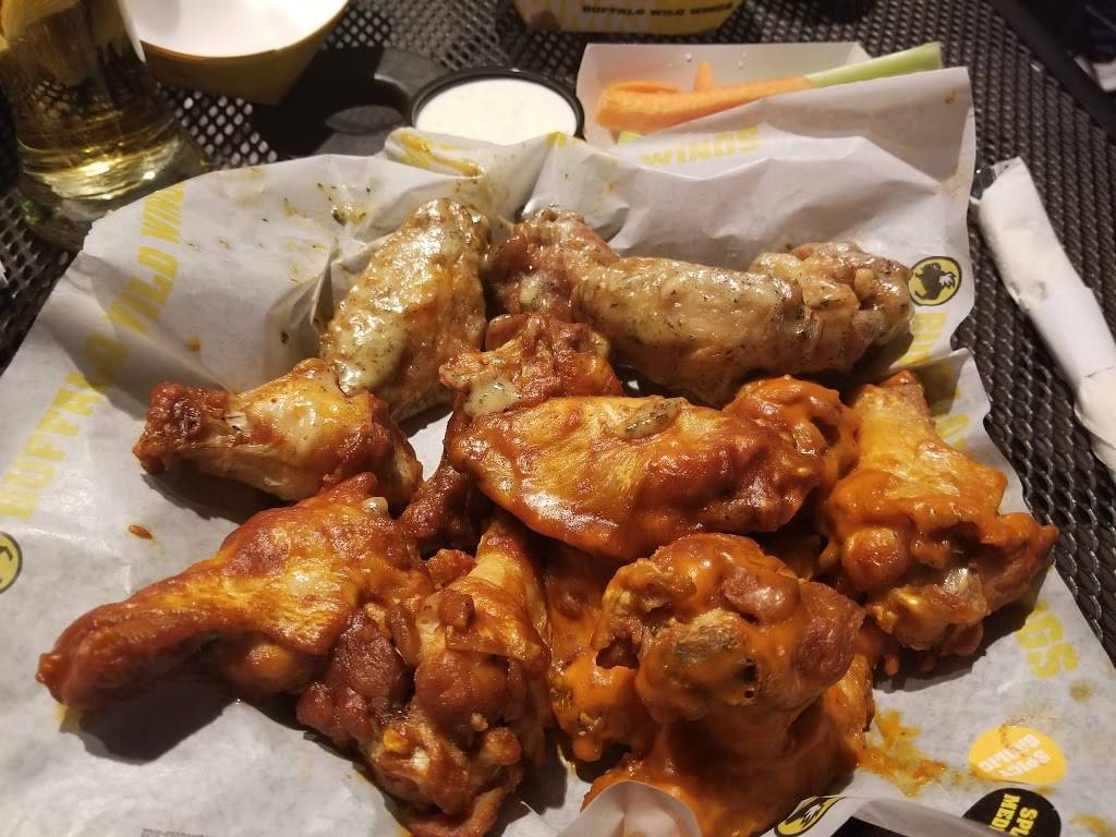 Buffalo Wild Wings | restaurant | 2450 Crystal Dr, Arlington, VA 22202, USA | 7034130160 OR +1 703-413-0160