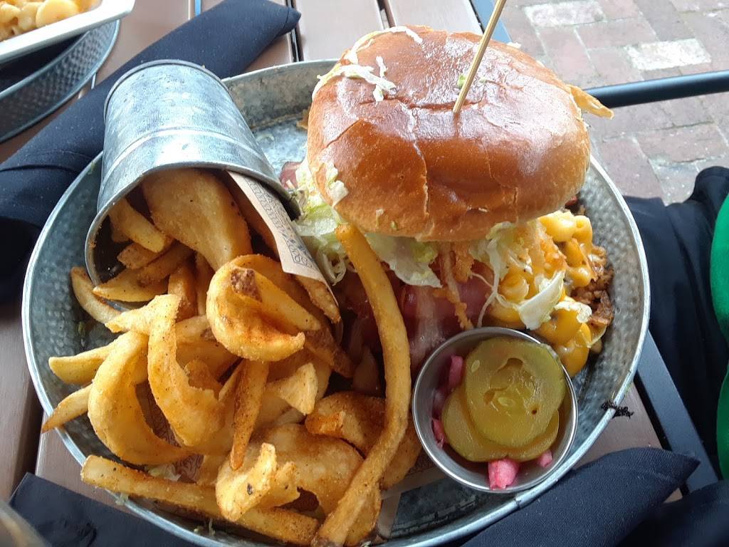 Guy Fieris Smokehouse | restaurant | 333 Waterside Dr #103, Norfolk, VA 23510, USA | 7572332918 OR +1 757-233-2918