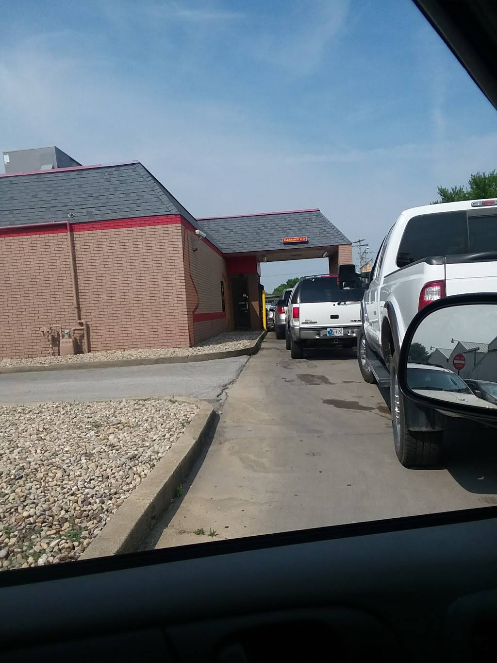 Hardees | restaurant | 301 N Broadway, Peru, IN 46970, USA | 7654733269 OR +1 765-473-3269