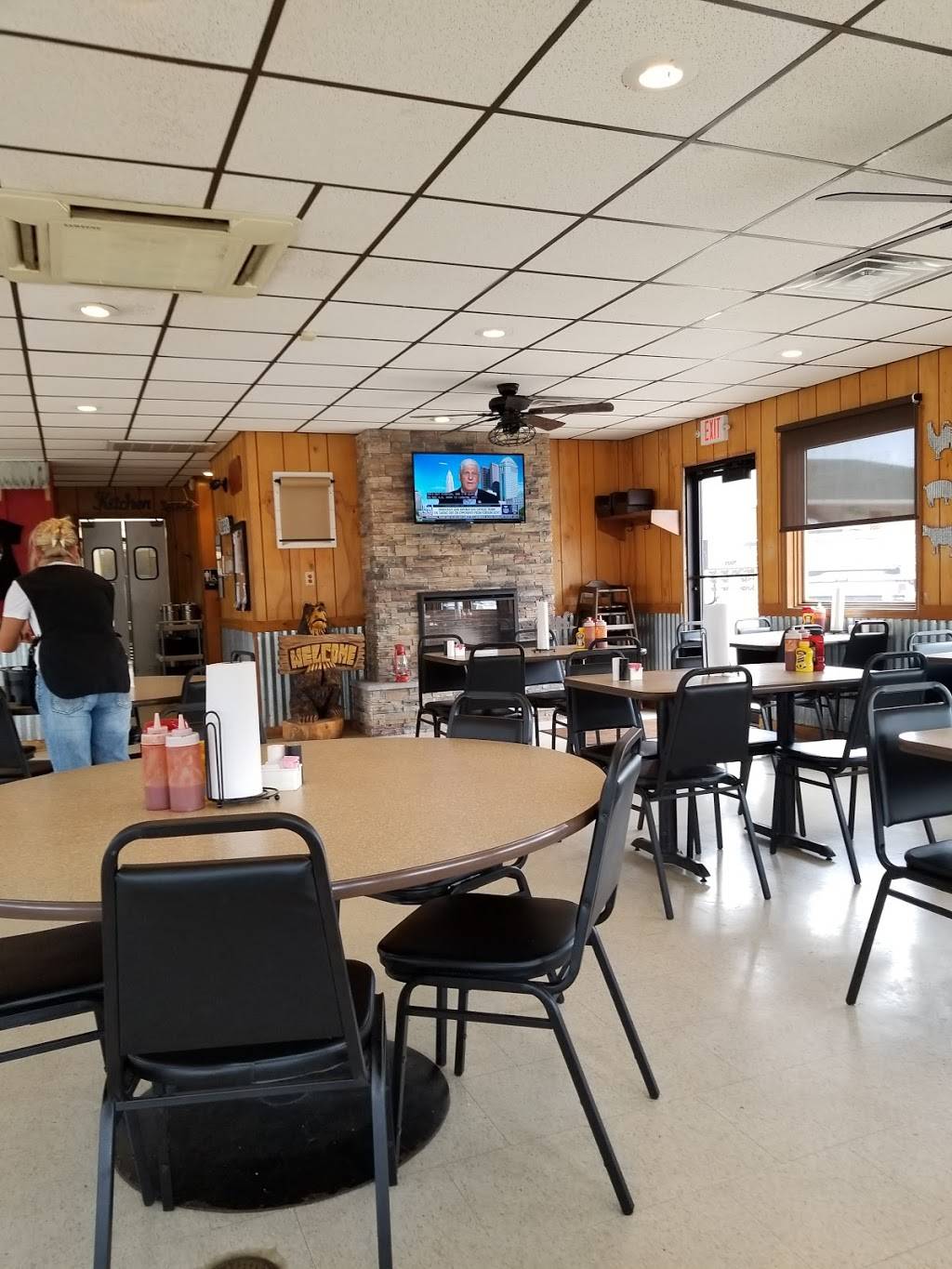 Triple E Bar-B-Q East | restaurant | 906 E Deyoung St, Marion, IL 62959, USA | 6189971369 OR +1 618-997-1369