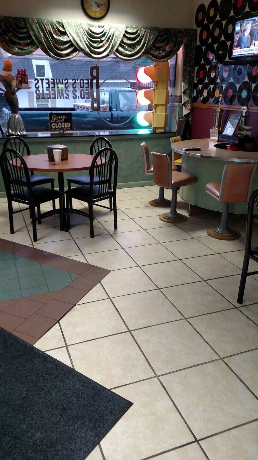 Reds Pizza & Pasta | restaurant | 111 S Main St, Claypool, IN 46510, USA | 5745663111 OR +1 574-566-3111