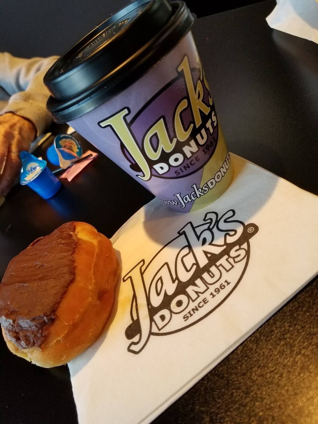 Jacks Donut Shoppe | restaurant | 2410 S 14th St, New Castle, IN 47362, USA | 7655292956 OR +1 765-529-2956