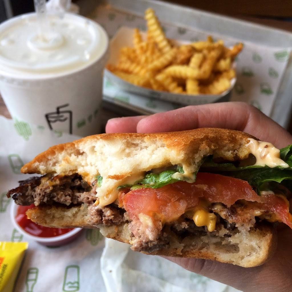 Shake Shack | restaurant | 1100 S Hayes St space h25, Arlington, VA 22202, USA | 7034540552 OR +1 703-454-0552