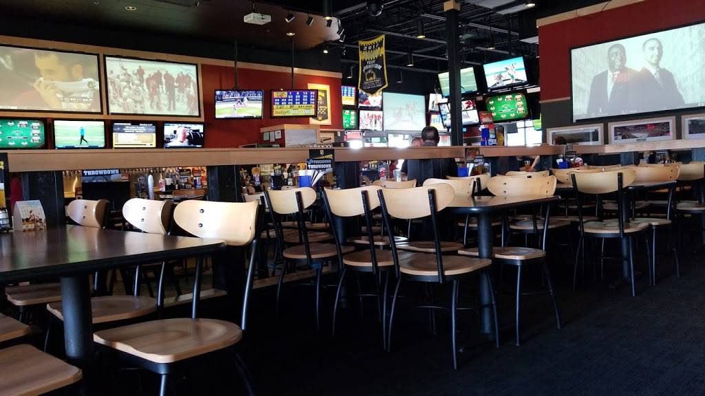 Buffalo Wild Wings | meal takeaway | 5648 Harvey St, Muskegon, MI 49444, USA | 2317992999 OR +1 231-799-2999