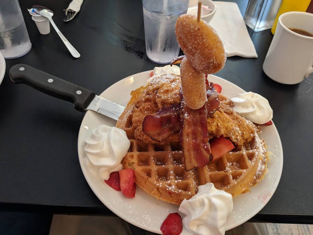 Beach House Grill | restaurant | 70 Park St, Kingsville, ON N9Y 0A2, Canada | 5197129335 OR +1 519-712-9335