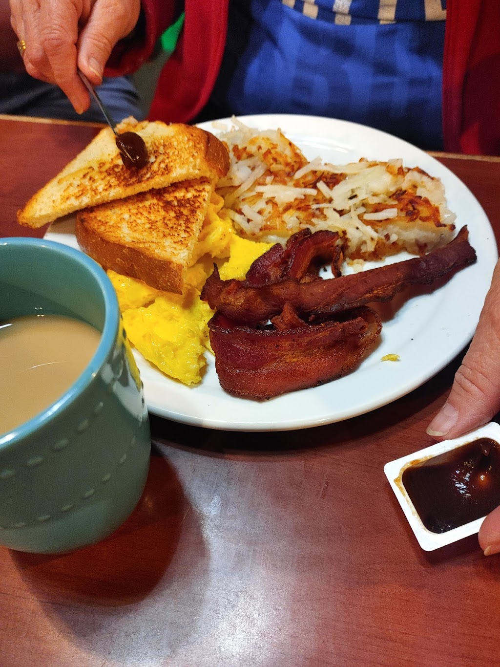 Johnny & Dees Picnic Basket | restaurant | 436 E White Mountain Blvd, Pinetop, AZ 85935, USA | 9283581992 OR +1 928-358-1992