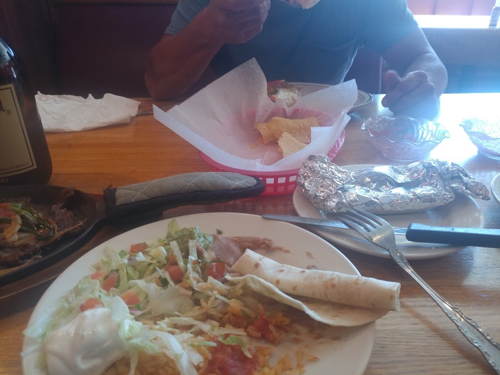 Los Tapatios | restaurant | 204 Egan Ave S, Madison, SD 57042, USA | 6052564986 OR +1 605-256-4986