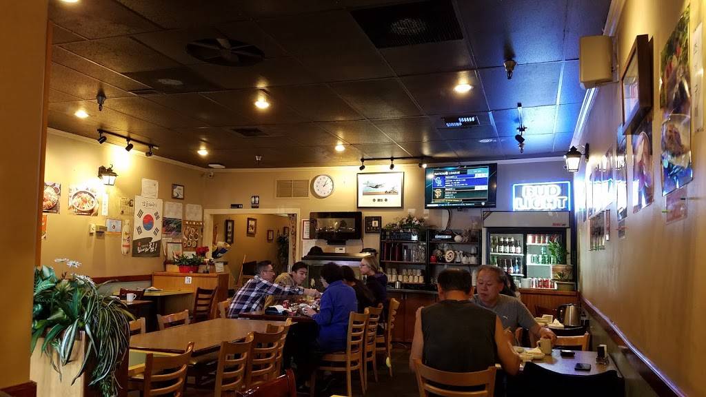 Home Town Restaurant | restaurant | 3020 Minnesota Dr, Anchorage, AK 99503, USA | 9072772211 OR +1 907-277-2211