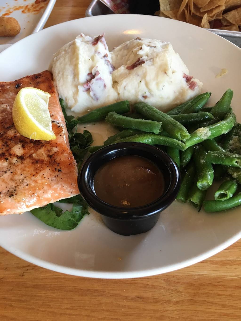 Applebees Grill + Bar | restaurant | 300 Riverside Center, Utica, NY 13502, USA | 3157350421 OR +1 315-735-0421