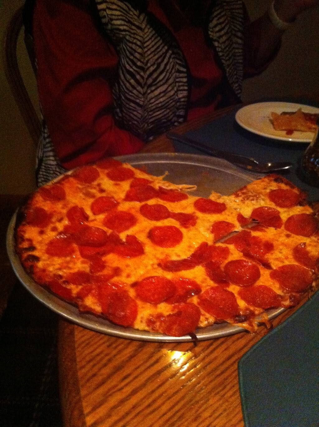 Huntergreen Inn & Pub | restaurant | 319 E Broad St, Raymond, IL 62560, USA | 2172293683 OR +1 217-229-3683