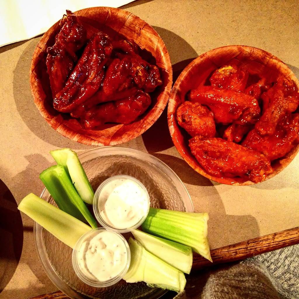 Duffs Famous Wings | restaurant | 1604 Bayview Ave, Toronto, ON M4G 3B7, Canada | 4165440100 OR +1 416-544-0100